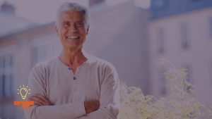 גבר מבוגר מחייך – הכסף מוגן בקרן פנסיה