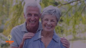 זוג לקראת פרישה מחייך