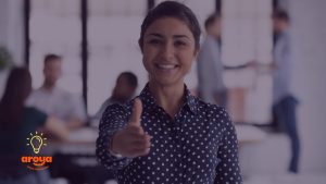 שכירה מחייכת