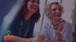 שתי נשים מחייכות - חיסכון במס