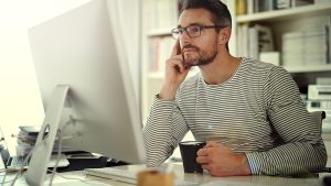 צעיר מול מחשב - איך מצטרפים למהפכת הפנסיה