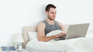 מול המחשב במיטה - האזור האישי ב-Aroya