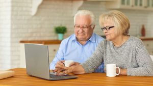 זוג לקראת פרישה מול המחשב